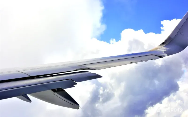airplane wingtip collision airport gate
