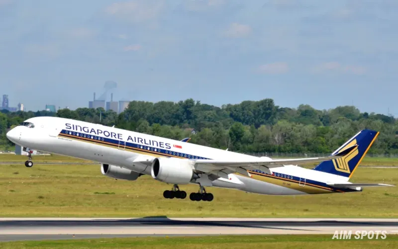 Singapore Airlines Airbus A350-900 in flight