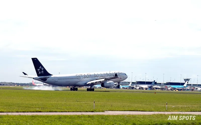 Star Alliance member airlines logos on airplanes