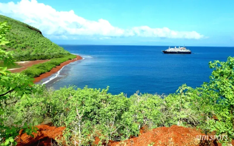 Galapagos cruise ship luxury