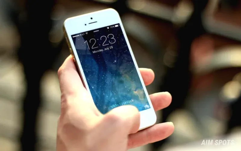smartphone displaying united airlines mobile app