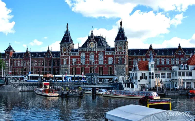 amsterdam centraal station luggage lockers